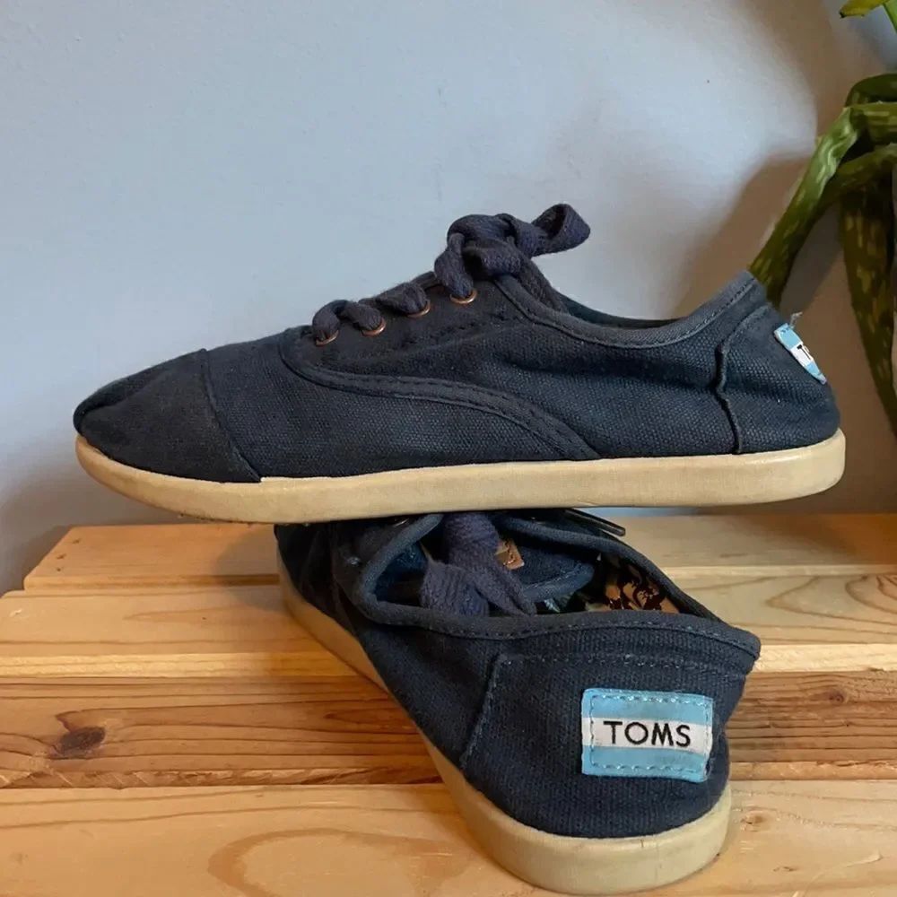 Youth Tom’s Blue Sneakers with Ties